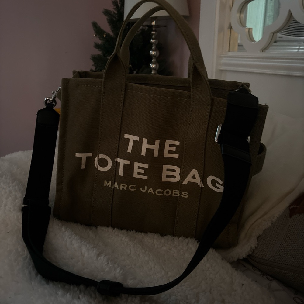 The canvas medium tote bag
In a army green color